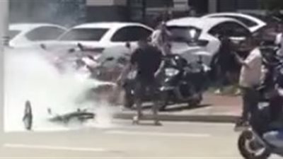 انفجار دراجة نارية تحمل رجلا (فيديو)