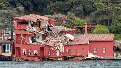 سفينة شحن تصطدم بفيلا تاريخية تركية وتدمرها (فيديو وصور)