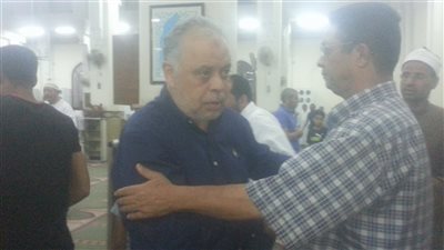 بالفيديو والصور.. لبلبة وأشرف زكي بجنازة والدة ليلي علوي