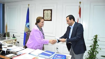 الدلتا لتعبئة الغاز تدعم صيدلية البحيرة بـ50 ألف جنيه