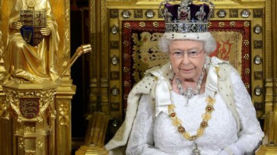 أمريكيون يطالبون الملكة إليزابيث بتخليصهم من «ترامب»