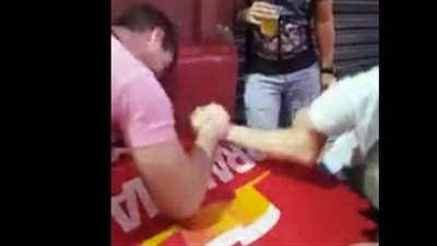 شاب يكسر يد آخر في حركة خاطئة بلعبة (فيديو)