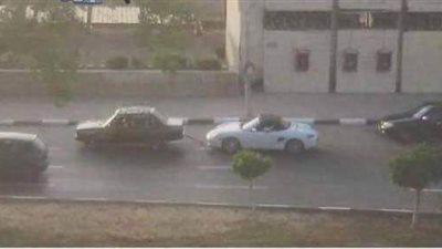 حملة سخرية تلاحق سيارة فيات تسحب بورش معطلة