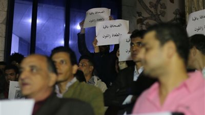 بالصور..هتافات ضد «الداخلية» في وقفة الصحفين للتنديد بحبس النقيب