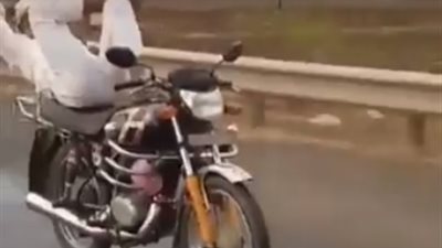 رجل يرقص أعلى دراجة نارية مسرعة (فيديو)