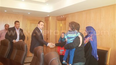 بالفيديو.. محافظ الفيوم يستقبل طفلاً مريضًا بالالتهاب السحائي تماثل للشفاء