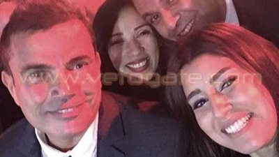 بالصور.. الفنانون يحاصرون عمرو دياب في حفل زفاف نجل السبكي