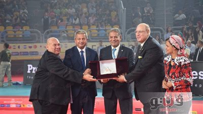 بالصور.. وزير الرياضة يسلم كأس بطولة العالم للكرة الطائرة لـ«الأرجنتين»