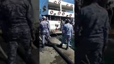 السيطرة على حريق بمركب سياحي في الغردقة (فيديو)