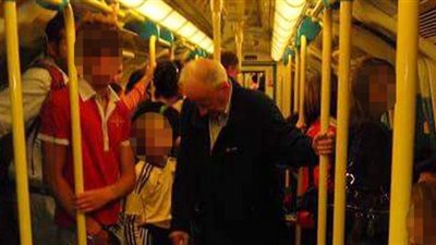 صورة لمسن يقف داخل المترو تثير غضب مستخدمي الإنترنت