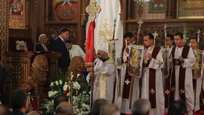 الأقباط يحتفلون بعيد القيامة.. علي عبد العال وعمرو موسى أبرز الحضور.. البابا تواضروس يجسد مشهد القيامة مع الأساقفة والشمامسة.. رئيس الطائفة الإنجيلية: الصليب كتب نهاية الأحلام السياسية لليهودية