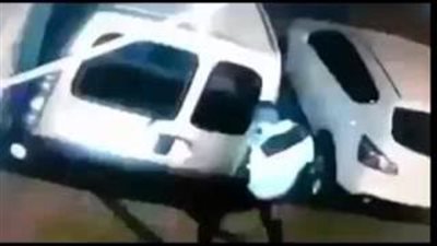 بالفيديو.. لحظة سرقة شاب سيارة بطريقة احترافية أثناء أذان الفجر