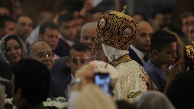سر توقف موكب البابا المفاجئ بالقداس.. دموع تواضروس تنهمر خلال تجسيد مشهد القيامة.. الرجل الثاني يرد التحية نيابة عن البطريرك ( صور)