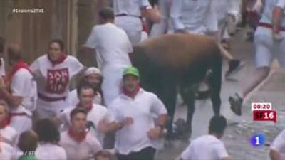 بالفيديو والصور.. ثور يفتك بعجوز حاول إنقاذ امرأة