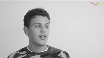 عمرو دياب ينفي خلافاته مع عائلته ويؤكد: «فخور بكم» (فيديو)