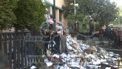 بالصور.. إزالة مخلفات حريق مبنى محافظة الشرقية