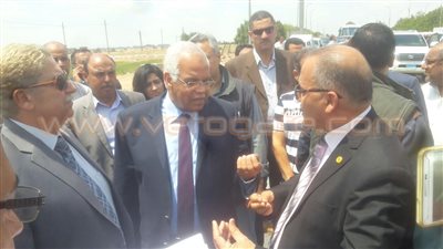 بالصور.. «برلماني» يطالب وزير النقل بالانتهاء من المشروعات القومية