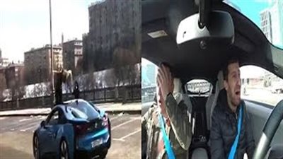 بالفيديو والصور.. متهور يقفز من أعلى سيارة رياضية مسرعة باتجاهه