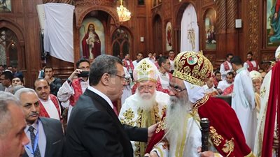 محافظ الفيوم يدعو بحفظ مصر خلال جولته بالكنائس