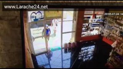 بالفيديو.. رجل يسرق «آي باد» من سوبر ماركت بمساعدة صديقه