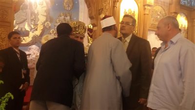 محافظ المنيا يزور مطرانية مغاغة والعدوة للتهنئة بعيد القيامة (صور)