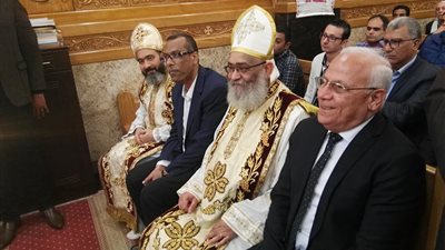 محافظ بورسعيد يقبّل طفلة بكنيسة الأنبا بيشوي (فيديو وصور)