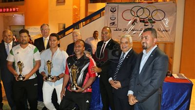 محافظ جنوب سيناء يسلم جوائز البطولة العربية لسباحة الزعانف (صور)