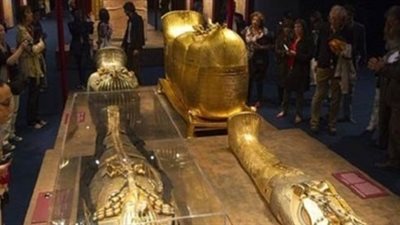 الآثار تبدأ تغليف قطع معرض توت عنخ آمون تمهيدا لعرضها في أمريكا