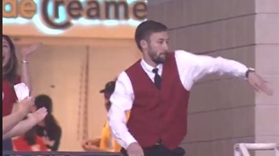 أطرف الرقصات أمام الكاميرا في المباريات (فيديو)