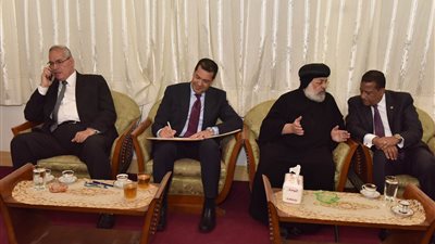 محافظ أسيوط يتفقد الكنائس ويشارك الأقباط احتفالات عيد القيامة (فيديو)