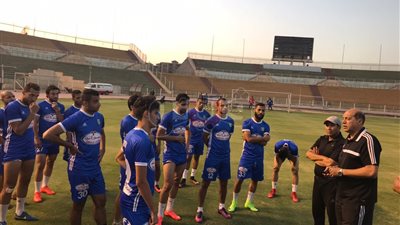 علاء نبيل يحاضر لاعبي المقاولون في التدريب المسائي (صور)