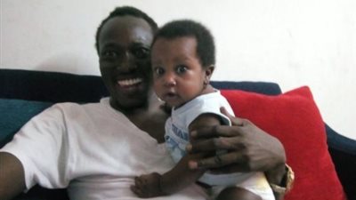 «أرباب» صديق عمرو يوسف في «طايع» ينشر صورة ابنته