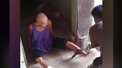 امرأة تقيد شقيقتها بالسلاسل الحديدية (فيديو)