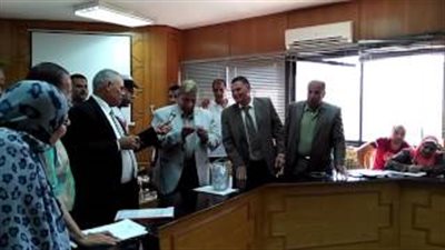 بالفيديو.. محافظ الإسماعيلية ينهي أزمة الباعة الجائلين