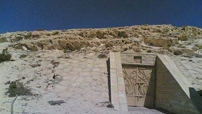 «كهف روميل» بمطروح باقٍ لقرابة 72 عامًا.. تحول لمتحف سياحي منذ 27 عامًا.. تعرض للسرقة عقبها بثمانية أعوام.. أغلقته هيئة الآثار منذ 5 أعوام للتطوير.. و«محلب» يناقش خطة لتطويره منذ 5