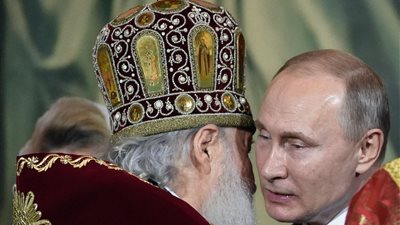 بوتين وقرينته يحضران قداس عيد الفصح في كاتدرائية بموسكو (صور)