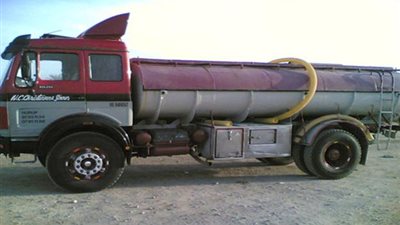 سيارة مجهولة تسكب 