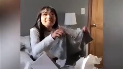 زوجان يوزعان الهدايا كمفاجأة لانتظارهما مولودا جديدا (فيديو)