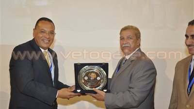 رئيس جامعة القناة ومحافظ الإسماعيلية يكرمان الطلاب الباحثين