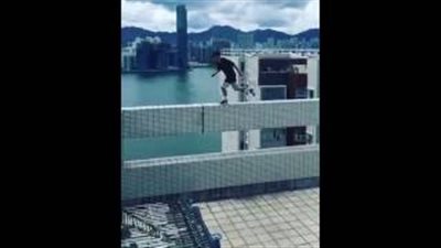 بالفيديو.. «بريطاني» يقفز من ناطحة سحاب بـ«هونج كونج»