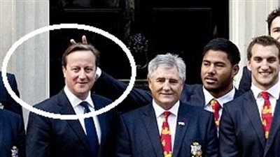 بالصور.. لاعب منتخب انجلترا يسخر من رئيس وزراء بريطانيا
