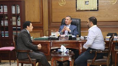 محافظ كفر الشيخ يبحث سبل تطوير الخدمات الإلكترونية مع وزارة الاتصالات