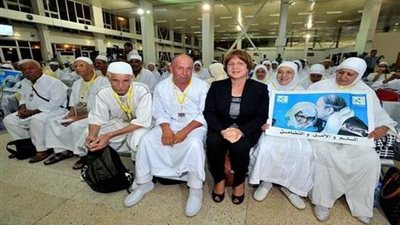 وزيرة تودع حجاجا بدون حجاب تثير غضب الجزائريين