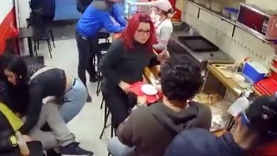 امرأة تساعد لصين على سرقة مطعم (فيديو)