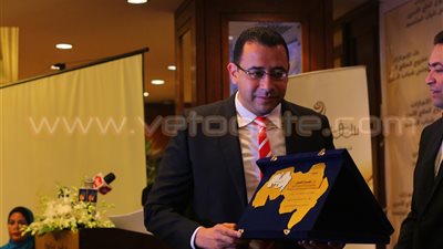 بالفيديو.. المرأة تقود طبيبا مصريا للعالمية