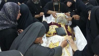 دير القديسة دميانة يطلق التسبيحات على جثمان الأنبا بيشوي (صور)