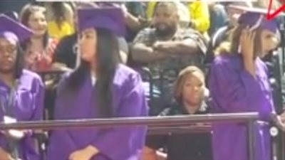 شاب يفاجئ شقيقته في حفل تخرجها (فيديو)