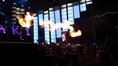 محمد حماقي يبدأ حفل بورتو جولف بأغنية «نفسي ابقى جنبه»