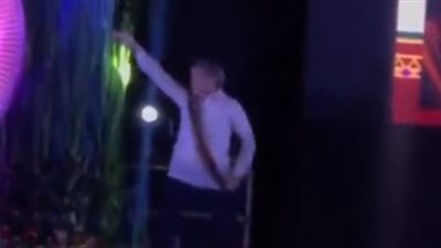 رد فعل غير متوقع لطالب في حفل تخرجه (فيديو)