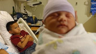 بالصور.. أطرف ردود أفعال الأطفال عند أول رؤية لشقيقه الرضيع